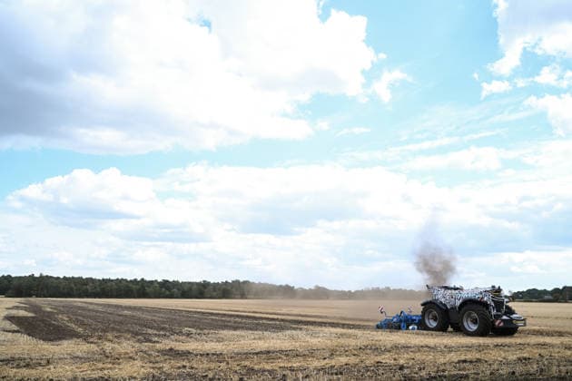 Erlkönig XXL im Emsland unterwegs. Die autonome Landmaschinen der Firmen Krone und Lemken im Testbetrieb auf einem Acker. Der Fahrerkabinenlose, dieselelektrische Geräteträger leistet rund 230 PS, arbeitet selbstständig auf dem Feld und wurde für Bodenbearbeitung, Aussaat, Mäh- und Wendearbeiten entwickelt. Spelle Niedersachsen Deutschland *** Erlkönig XXL on the Move in the Emsland Region: Autonomous agricultural machines from Krone and Lemken undergoing testing in a field. The driverless, diesel-electric implement carrier delivers approximately 230 PS, operates autonomously in the field, and was developed for soil preparation, seeding, mowing, and tilling. Spelle, Lower Saxony, Germany Copyright: xdiebildwerftx