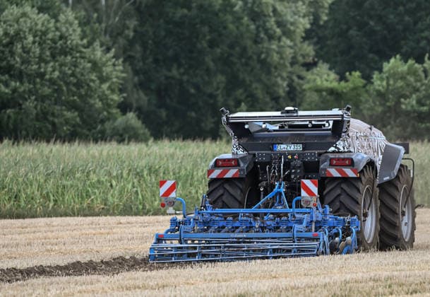 Erlkönig XXL im Emsland unterwegs. Die autonome Landmaschinen der Firmen Krone und Lemken im Testbetrieb auf einem Acker. Der Fahrerkabinenlose, dieselelektrische Geräteträger leistet rund 230 PS, arbeitet selbstständig auf dem Feld und wurde für Bodenbearbeitung, Aussaat, Mäh- und Wendearbeiten entwickelt. Spelle Niedersachsen Deutschland *** Erlkönig XXL on the Move in the Emsland Region: Autonomous agricultural machines from Krone and Lemken undergoing testing in a field. The driverless, diesel-electric implement carrier delivers approximately 230 PS, operates autonomously in the field, and was developed for soil preparation, seeding, mowing, and tilling. Spelle, Lower Saxony, Germany Copyright: xdiebildwerftx