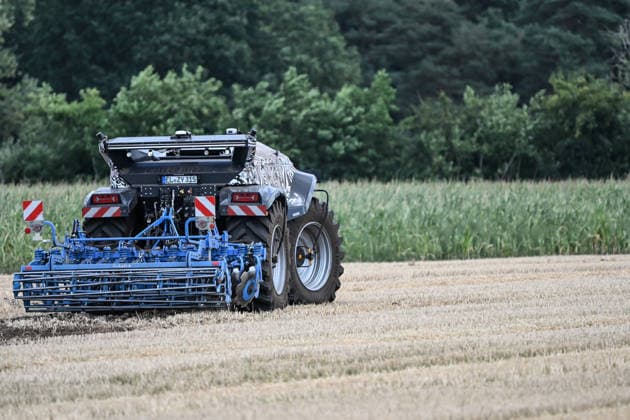 Erlkönig XXL im Emsland unterwegs. Die autonome Landmaschinen der Firmen Krone und Lemken im Testbetrieb auf einem Acker. Der Fahrerkabinenlose, dieselelektrische Geräteträger leistet rund 230 PS, arbeitet selbstständig auf dem Feld und wurde für Bodenbearbeitung, Aussaat, Mäh- und Wendearbeiten entwickelt. Spelle Niedersachsen Deutschland *** Erlkönig XXL on the Move in the Emsland Region: Autonomous agricultural machines from Krone and Lemken undergoing testing in a field. The driverless, diesel-electric implement carrier delivers approximately 230 PS, operates autonomously in the field, and was developed for soil preparation, seeding, mowing, and tilling. Spelle, Lower Saxony, Germany Copyright: xdiebildwerftx