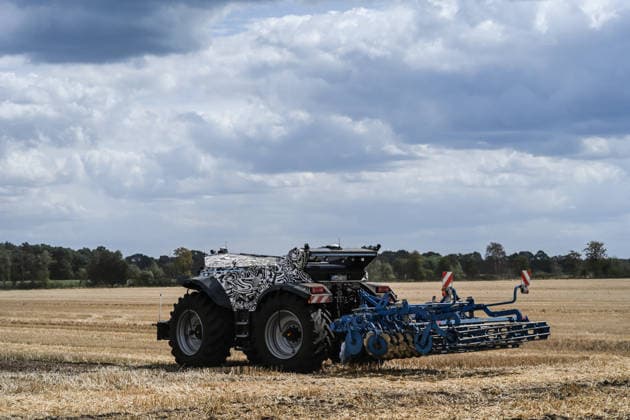 Erlkönig XXL im Emsland unterwegs. Die autonome Landmaschinen der Firmen Krone und Lemken im Testbetrieb auf einem Acker. Der Fahrerkabinenlose, dieselelektrische Geräteträger leistet rund 230 PS, arbeitet selbstständig auf dem Feld und wurde für Bodenbearbeitung, Aussaat, Mäh- und Wendearbeiten entwickelt. Spelle Niedersachsen Deutschland *** Erlkönig XXL on the Move in the Emsland Region: Autonomous agricultural machines from Krone and Lemken undergoing testing in a field. The driverless, diesel-electric implement carrier delivers approximately 230 PS, operates autonomously in the field, and was developed for soil preparation, seeding, mowing, and tilling. Spelle, Lower Saxony, Germany Copyright: xdiebildwerftx