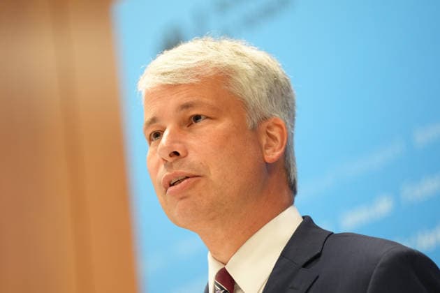 Pressekonferenz Spitzengespraech Niedrigwasser mit Verkehrsminister Bilger Bonn Nordrhein-Westfalen Deutschland *** Press Conference: High-Level Discussion on Low Water Levels with Transportation Minister Bilger, Bonn, North Rhine-Westphalia, Germany