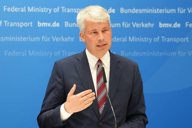 Pressekonferenz Spitzengespraech Niedrigwasser mit Verkehrsminister Bilger Verkehrsminister Steffen Bilger im Portrait mit Gestik bei der Pressekonferenz im Nachgang des Spizengespraech Niedrigwasser im Zusammenhang mit dem Rhein-Niedrigwasser im Bundesministerium fuer Verkehr, Bonn, 06.08.2026 Bonn Nordrhein-Westfalen Deutschland *** Press Conference Following High-Level Talks on Low Water Levels with Transportation Minister Bilger: A portrait of Transportation Minister Steffen Bilger gesturing during the press conference following the high-level talks on low water levels in the Rhine at the Federal Ministry of Transportation, Bonn, August 6, 2026, Bonn, North Rhine-Westphalia, Germany