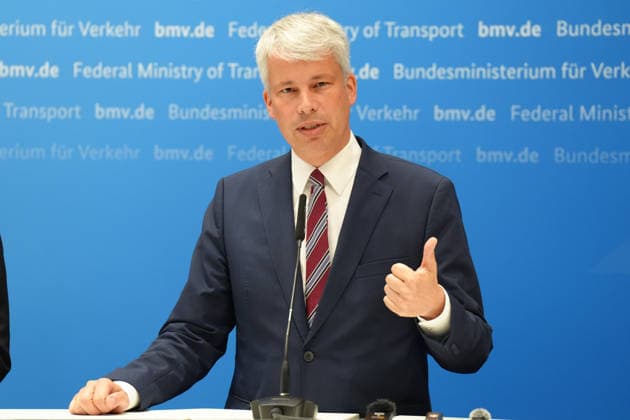 Pressekonferenz Spitzengespraech Niedrigwasser mit Verkehrsminister Bilger Verkehrsminister Steffen Bilger im Portrait mit Gestik bei der Pressekonferenz im Nachgang des Spizengespraech Niedrigwasser im Zusammenhang mit dem Rhein-Niedrigwasser im Bundesministerium fuer Verkehr, Bonn, 06.08.2026 Bonn Nordrhein-Westfalen Deutschland *** Press Conference Following High-Level Talks on Low Water Levels with Transportation Minister Bilger: A portrait of Transportation Minister Steffen Bilger gesturing during the press conference following the high-level talks on low water levels in the Rhine at the Federal Ministry of Transportation, Bonn, August 6, 2026, Bonn, North Rhine-Westphalia, Germany