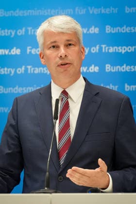 Pressekonferenz Spitzengespraech Niedrigwasser mit Verkehrsminister Bilger Verkehrsminister Steffen Bilger im Portrait mit Gestik bei der Pressekonferenz im Nachgang des Spizengespraech Niedrigwasser im Zusammenhang mit dem Rhein-Niedrigwasser im Bundesministerium fuer Verkehr, Bonn, 06.08.2026 Bonn Nordrhein-Westfalen Deutschland *** Press Conference Following High-Level Talks on Low Water Levels with Transportation Minister Bilger: A portrait of Transportation Minister Steffen Bilger gesturing during the press conference following the high-level talks on low water levels in the Rhine at the Federal Ministry of Transportation, Bonn, August 6, 2026, Bonn, North Rhine-Westphalia, Germany