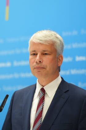 Pressekonferenz Spitzengespraech Niedrigwasser mit Verkehrsminister Bilger Verkehrsminister Steffen Bilger im Portrait mit Gestik bei der Pressekonferenz im Nachgang des Spizengespraech Niedrigwasser im Zusammenhang mit dem Rhein-Niedrigwasser im Bundesministerium fuer Verkehr, Bonn, 06.08.2026 Bonn Nordrhein-Westfalen Deutschland *** Press Conference Following High-Level Talks on Low Water Levels with Transportation Minister Bilger: A portrait of Transportation Minister Steffen Bilger gesturing during the press conference following the high-level talks on low water levels in the Rhine at the Federal Ministry of Transportation, Bonn, August 6, 2026, Bonn, North Rhine-Westphalia, Germany