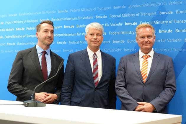 Pressekonferenz Spitzengespraech Niedrigwasser mit Verkehrsminister Bilger (l-r) Gruppenbild Steffen Bauer (CEO HGK) gemeinsam mit Steffen Bilger (Bundesverkehrsminister) und Jens Schwanen (Geschaeftsfuehrer BDB) im Nachgang des Spizengespraech Niedrigwasser im Zusammenhang mit dem Rhein-Niedrigwasser im Bundesministerium fuer Verkehr, Bonn, 06.08.2026 Bonn Nordrhein-Westfalen Deutschland *** Press Conference: High-Level Discussion on Low Water Levels with Transportation Minister Bilger Group photo of Steffen Bauer, CEO of HGK, together with Steffen Bilger, Federal Minister of Transportation, and Jens Schwanen, Managing Director of BDB, following the high-level discussion on low water levels in connection with the Rhine’s low water level