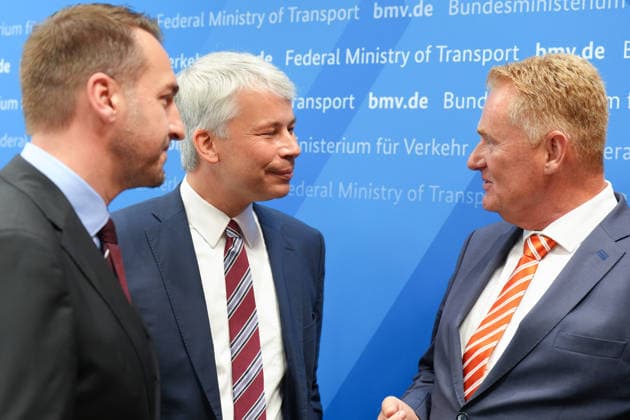 Pressekonferenz Spitzengespraech Niedrigwasser mit Verkehrsminister Bilger Bundesverkehrsminister Steffen Bilger gemeinsam im Dialog und Austrausch mit Steffen Bauer (CEO HGK) und Jens Schwanen (Geschaeftsfuehrer BDB) im Nachgang des Spizengespraech Niedrigwasser im Zusammenhang mit dem Rhein-Niedrigwasser im Bundesministerium fuer Verkehr, Bonn, 06.08.2026 Bonn Nordrhein-Westfalen Deutschland *** Press Conference: High-Level Discussion on Low Water Levels with Transportation Minister Bilger—Federal Transportation Minister Steffen Bilger engaged in dialogue and an exchange with Steffen Bauer, CEO of HGK, and Jens Schwanen, Managing Director of BDB, following the high-level discussion on low water levels in connection with the Rhine’s low w