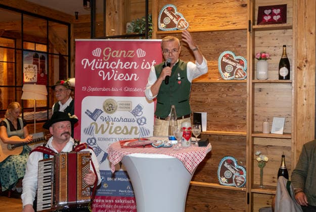 Muenchen, Pressekonferenz zur Wirtshauswiesn 2027 beim Spoeckmeier, Gregor Lemke begruesst die Gaeste und stellt die Neuheiten vor *** Munich, press conference for the 2027 Wirtshauswiesn at Spoeckmeier; Gregor Lemke welcomes the guests and presents the new features