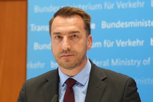 Pressekonferenz Spitzengespraech Niedrigwasser mit Verkehrsminister Bilger Steffen Bauer (CEO HGK) im Portrait bei der Pressekonferenz im Nachgang des Spizengespraech Niedrigwasser im Zusammenhang mit dem Rhein-Niedrigwasser im Bundesministerium fuer Verkehr, Bonn, 06.08.2026 Bonn Nordrhein-Westfalen Deutschland *** Press Conference: High-Level Discussion on Low Water Levels with Transportation Minister Bilger; Portrait of Steffen Bauer, CEO of HGK, at the press conference following the high-level discussion on low water levels on the Rhine at the Federal Ministry of Transportation, Bonn, August 6, 2026, Bonn, North Rhine-Westphalia, Germany
