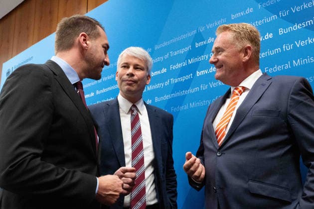 v.l. Steffen BAUER, CEO Geschaeftsfuehrer vonHGK Shipping, Bundesverkehrsminister Steffen BILGER, Jens SCHWANEN, Geschaeftsfuehrer BDB Bundesverband der deutschen Binnenschifffahrt, waehrend der Pressekonferenz Bundesverkehrsminister Steffen Bilger laedt zum Spitzengespraech Niedrigwasser am 06.08.2026, Bonn Deutschand, *** From left: Steffen BAUER, CEO and Managing Director of HGK Shipping; Federal Minister of Transport Steffen BILGER; Jens SCHWANEN, Managing Director of the BDB (Federal Association of German Inland Waterway Transport), during the press conference Federal Minister of Transport Steffen Bilger invites participants to a high-level discussion on low water levels on August 6, 2026, in Bonn, Germany,