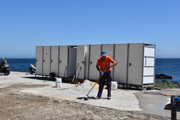 Portable showers and restrooms are being installed at Trampolín Beach in Ceuta, where more than 1,000 migrants are still camping. Workers are installing portable showers and restrooms on August 6, 2026, in Ceuta, Spain. The local government has begun installing showers and restrooms on the esplanade near Trampolín Beach, which until now served as a parking lot, but will now be converted to provide basic services to the migrants remaining in the city. Ten restrooms and 30 showers will be set up, with water distributed via overhead sprayers, in addition to six faucets designed to facilitate access to water for other uses. Furthermore, there will be separate areas for men and women. AUGUST 6, 2026 MIGRATION CRISIS Gabriela Sardá Nún Ceuta Ceu  Copyright: xGabrielaxSardaxNunezx 7703828