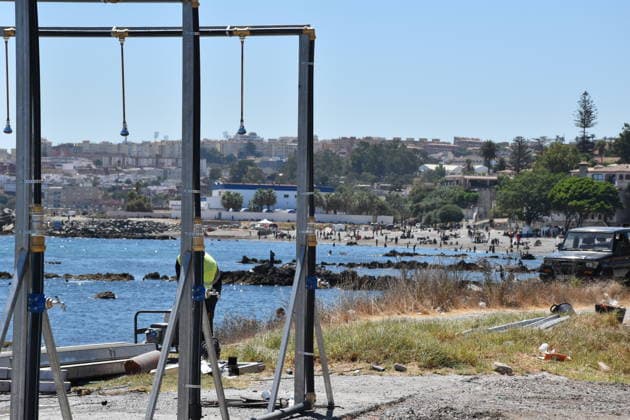 Portable showers and restrooms are being installed at Trampolín Beach in Ceuta, where more than 1,000 migrants are still camping. Workers are installing portable showers and restrooms on August 6, 2026, in Ceuta, Spain. The local government has begun installing showers and restrooms on the esplanade near Trampolín Beach, which until now served as a parking lot, but will now be converted to provide basic services to the migrants remaining in the city. Ten restrooms and 30 showers will be set up, with water distributed via overhead sprayers, in addition to six faucets designed to facilitate access to water for other uses. Furthermore, there will be separate areas for men and women. AUGUST 6, 2026 MIGRATION CRISIS Gabriela Sardá Nún Ceuta Ceu  Copyright: xGabrielaxSardaxNunezx 7703830