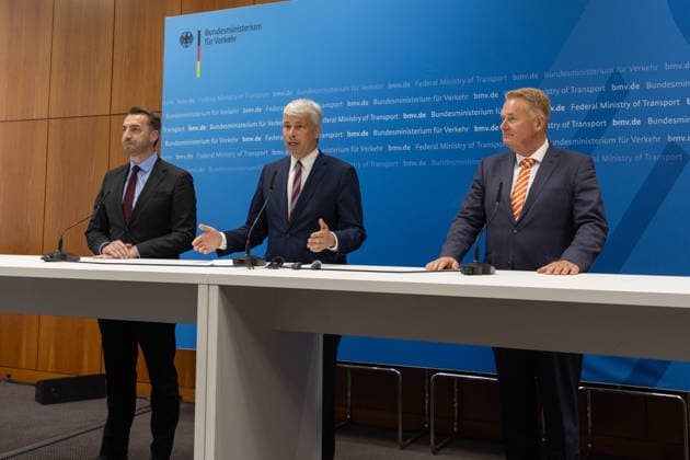 Spitzengespräch Niedrigwasser: Pressestatement mit Bilger, Bauer und Schwanen Pressestatement beim Spitzengespräch Niedrigwasser im Bundesministerium für Verkehr in Bonn (v.l.n.r.): Steffen Bauer, Vorstandsvorsitzender der Häfen und Güterverkehr Köln AG (HGK), Bundesverkehrsminister Steffen Bilger (CDU) und Jens Schwanen, Geschäftsführer des Bundesverbands der Deutschen Binnenschifffahrt (BDB). Bonn Gronau Nordrhein-Westfalen Deutschland *** High-Level Meeting on Low Water Levels: Press Statement with Bilger, Bauer, and Schwanen Press statement at the high-level meeting on low water levels at the Federal Ministry of Transport in Bonn; from left to right: Steffen Bauer, CEO of Häfen und Güterverkehr Köln AG (HGK), Federal Minister of Copyright: xMarcxJohnx