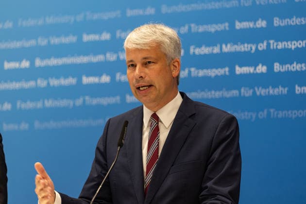 Spitzengespräch Niedrigwasser: Pressestatement mit Bilger, Bauer und Schwanen Pressestatement beim Spitzengespräch Niedrigwasser im Bundesministerium für Verkehr in Bonn mit Steffen Bauer (HGK), Bundesverkehrsminister Steffen Bilger (CDU, im Bild) und Jens Schwanen (BDB). Bonn Gronau Nordrhein-Westfalen Deutschland *** High-Level Meeting on Low Water Levels: Press Statement with Bilger, Bauer, and Schwanen Press statement at the high-level meeting on low water levels at the Federal Ministry of Transport in Bonn with Steffen Bauer (HGK), Federal Minister of Transport Steffen Bilger (CDU)—pictured—and Jens Schwanen (BDB Bonn-Gronau, North Rhine-Westphalia, Germany) Copyright: xMarcxJohnx