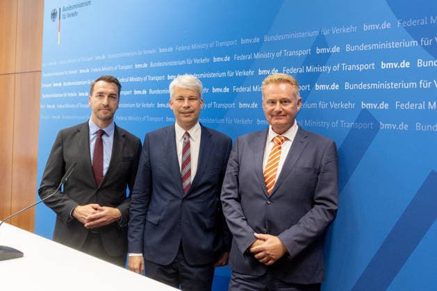 Spitzengespräch Niedrigwasser: Pressestatement mit Bilger, Bauer und Schwanen Pressestatement beim Spitzengespräch Niedrigwasser im Bundesministerium für Verkehr in Bonn (v.l.n.r.): Steffen Bauer, Vorstandsvorsitzender der Häfen und Güterverkehr Köln AG (HGK), Bundesverkehrsminister Steffen Bilger (CDU) und Jens Schwanen, Geschäftsführer des Bundesverbands der Deutschen Binnenschifffahrt (BDB). Bonn Gronau Nordrhein-Westfalen Deutschland *** High-Level Meeting on Low Water Levels: Press Statement with Bilger, Bauer, and Schwanen Press statement at the high-level meeting on low water levels at the Federal Ministry of Transport in Bonn; from left to right: Steffen Bauer, CEO of Häfen und Güterverkehr Köln AG (HGK), Federal Minister of Copyright: xMarcxJohnx
