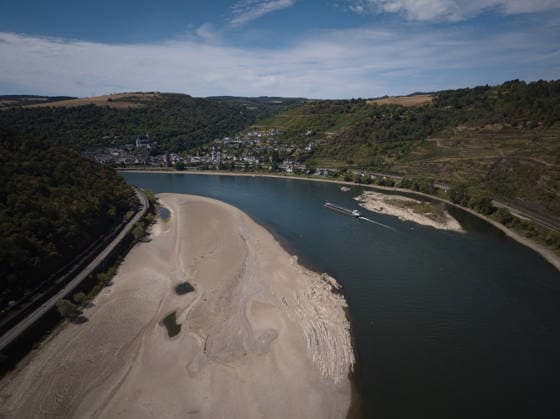 Der Jungfrauengrund bei Oberwesel ist eine riesige Sandbank. Zu Zeit führt das Niedrigwasser zum massiven Einschränkungen der Schifffahrt . Niedrigwasser am. Mittelrhein *** The Jungfrauengrund near Oberwesel is a huge sandbar. Currently, low water levels are causing massive restrictions on navigation. Low water levels on the Middle Rhine DJI_0421.jpg