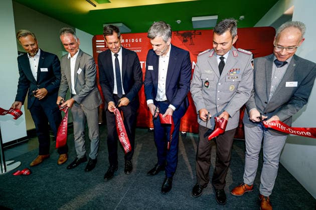 FiberBridge Photonics realisiert die Serienfertigung für militärische Hochleistungslasersysteme zur Drohnenabwehr Serienfertigung militärischer Hochleistungslasersysteme, für die Drohnenabwehr der europäischen und internationalen Verteidigungsindustrie, Abwehr von Drohnenschwärmen. Durchschneiden eines roten Bandes Hollerithallee 17, 30419 Hannove Firma FiberBridge Photonics Niedersachsen, Region Hannover Germany *** FiberBridge Photonics is launching mass production of high-power military laser systems for drone defense. Mass production of high-power military laser systems for drone defense in the European and international defense industries, Defense against drone swarms; ribbon-cutting ceremony at Hollerithallee 17, 30419 Hanover;