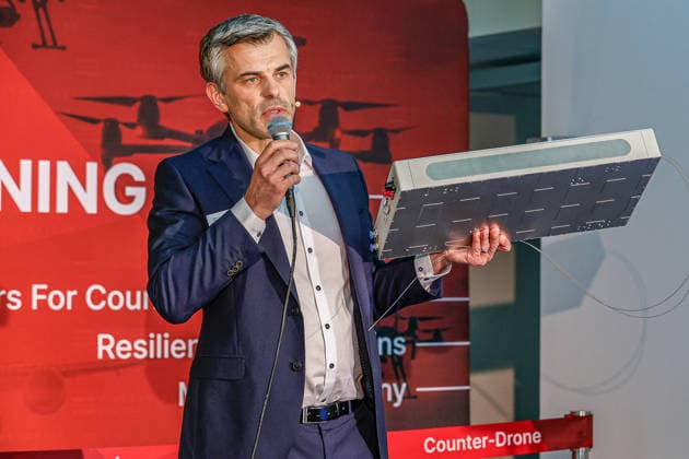 FiberBridge Photonics realisiert die Serienfertigung für militärische Hochleistungslasersysteme zur Drohnenabwehr Serienfertigung militärischer Hochleistungslasersysteme, für die Drohnenabwehr der europäischen und internationalen Verteidigungsindustrie, Abwehr von Drohnenschwärmen. Dr.-Ing. Thomas Theeg, Geschäftsführer FiberBridge Photonics GmbH mit einem Laser-Verstärker. Hollerithallee 17, 30419 Hannove Firma FiberBridge Photonics Niedersachsen, Region Hannover Germany *** FiberBridge Photonics Begins Mass Production of High-Power Military Laser Systems for Drone Defense Mass production of high-power military laser systems for drone defense in the European and international defense industries, Defense against drone swarms Dr. In
