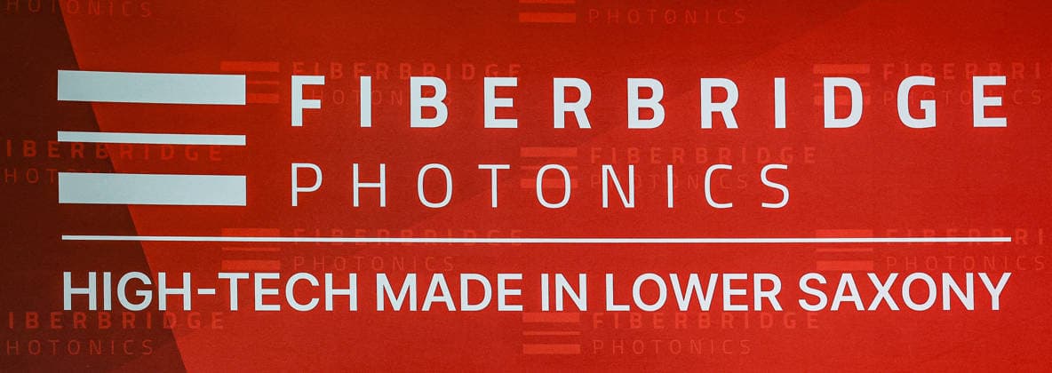 FiberBridge Photonics realisiert die Serienfertigung für militärische Hochleistungslasersysteme zur Drohnenabwehr Serienfertigung militärischer Hochleistungslasersysteme, für die Drohnenabwehr der europäischen und internationalen Verteidigungsindustrie, Abwehr von Drohnenschwärmen. Firmenlogo. Hollerithallee 17, 30419 Hannove Firma FiberBridge Photonics Niedersachsen, Region Hannover Germany *** FiberBridge Photonics is carrying out mass production of high-power military laser systems for drone defense. Mass production of high-power military laser systems for drone defense in the European and international defense industries, and for defending against drone swarms. Company logo: Hollerithallee 17, 30419 Hanover Company: FiberBridge Ph