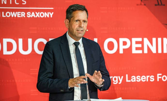 FiberBridge Photonics realisiert die Serienfertigung für militärische Hochleistungslasersysteme zur Drohnenabwehr Serienfertigung militärischer Hochleistungslasersysteme, für die Drohnenabwehr der europäischen und internationalen Verteidigungsindustrie, Abwehr von Drohnenschwärmen. Rede Olaf Lies, Niedersächsischer Ministerpräsident Hollerithallee 17, 30419 Hannove Firma FiberBridge Photonics Niedersachsen, Region Hannover Germany *** FiberBridge Photonics is launching mass production of high-power military laser systems for drone defense. Mass production of high-power military laser systems for drone defense in the European and international defense industries, including defense against drone swarms. Speech by Olaf Lies, Minister P