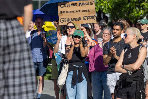 Fridays for Future Berlin - Hitzedemo. Deutschland, Berlin am 6. August 2026: Vor dem Kanzleramt protestieren Klimaaktivistinnen und Klimaaktivisten unter dem Motto Klimakrise eskaliert, Kanzler schweigt?!. Sie verlangen verstärkte Klimaschutzmaßnahmen, einen schnellen politischen Hitzeschutz sowie einen konsequenten Ausstieg aus fossilen Energien. *** Fridays for Future Berlin Heat Protest Germany, Berlin, August 6, 2026: Climate activists are protesting in front of the Chancellery under the slogan Climate Crisis Escalates, Chancellor Remains Silent. They are demanding stronger climate protection measures, rapid political action to combat heat waves, and a consistent phase-out of fossil fuels.