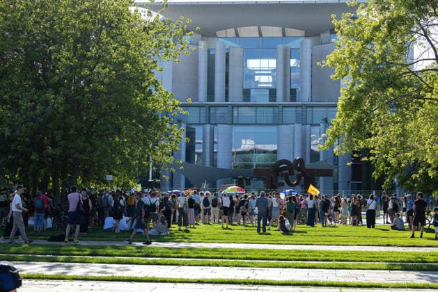 Fridays for Future Berlin - Hitzedemo. Deutschland, Berlin am 6. August 2026: Vor dem Kanzleramt protestieren Klimaaktivistinnen und Klimaaktivisten unter dem Motto Klimakrise eskaliert, Kanzler schweigt?!. Sie verlangen verstärkte Klimaschutzmaßnahmen, einen schnellen politischen Hitzeschutz sowie einen konsequenten Ausstieg aus fossilen Energien. *** Fridays for Future Berlin Heat Protest Germany, Berlin, August 6, 2026: Climate activists are protesting in front of the Chancellery under the slogan Climate Crisis Escalates, Chancellor Remains Silent. They are demanding stronger climate protection measures, rapid political action to combat heat waves, and a consistent phase-out of fossil fuels.