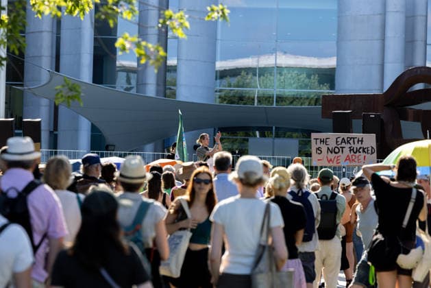 Fridays for Future Berlin - Hitzedemo. Deutschland, Berlin am 6. August 2026: Vor dem Kanzleramt protestieren Klimaaktivistinnen und Klimaaktivisten unter dem Motto Klimakrise eskaliert, Kanzler schweigt?!. Sie verlangen verstärkte Klimaschutzmaßnahmen, einen schnellen politischen Hitzeschutz sowie einen konsequenten Ausstieg aus fossilen Energien. *** Fridays for Future Berlin Heat Protest Germany, Berlin, August 6, 2026: Climate activists are protesting in front of the Chancellery under the slogan Climate Crisis Escalates, Chancellor Remains Silent. They are demanding stronger climate protection measures, rapid political action to combat heat waves, and a consistent phase-out of fossil fuels.