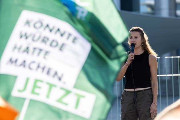 Fridays for Future Berlin - Hitzedemo. Deutschland, Berlin am 6. August 2026: Luisa Neubauer spricht auf der Bühne vor dem Kanzleramt zu den Demonstrationsteilnehmenden. Vor dem Kanzleramt protestieren Klimaaktivistinnen und Klimaaktivisten unter dem Motto Klimakrise eskaliert, Kanzler schweigt?!. Sie verlangen verstärkte Klimaschutzmaßnahmen, einen schnellen politischen Hitzeschutz sowie einen konsequenten Ausstieg aus fossilen Energien. *** Fridays for Future Berlin Heat Protest, Germany, Berlin, August 6, 2026. Luisa Neubauer addresses the protesters from the stage in front of the Chancellery. In front of the Chancellery, climate activists are protesting under the slogan The Climate Crisis Is Escalating, Chancellor Remains