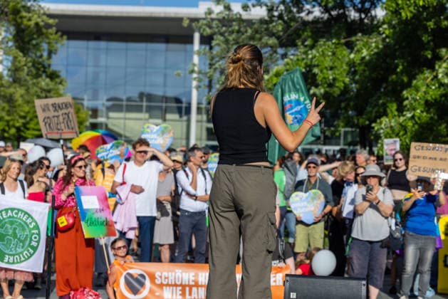 Fridays for Future Berlin - Hitzedemo. Deutschland, Berlin am 6. August 2026: Luisa Neubauer spricht auf der Bühne vor dem Kanzleramt zu den Demonstrationsteilnehmenden. Vor dem Kanzleramt protestieren Klimaaktivistinnen und Klimaaktivisten unter dem Motto Klimakrise eskaliert, Kanzler schweigt?!. Sie verlangen verstärkte Klimaschutzmaßnahmen, einen schnellen politischen Hitzeschutz sowie einen konsequenten Ausstieg aus fossilen Energien. *** Fridays for Future Berlin Heat Protest, Germany, Berlin, August 6, 2026. Luisa Neubauer addresses the protesters from the stage in front of the Chancellery. In front of the Chancellery, climate activists are protesting under the slogan The Climate Crisis Is Escalating, Chancellor Remains