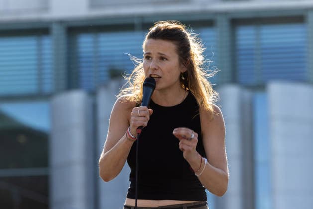 Fridays for Future Berlin - Hitzedemo. Deutschland, Berlin am 6. August 2026: Luisa Neubauer spricht auf der Bühne vor dem Kanzleramt zu den Demonstrationsteilnehmenden. Vor dem Kanzleramt protestieren Klimaaktivistinnen und Klimaaktivisten unter dem Motto Klimakrise eskaliert, Kanzler schweigt?!. Sie verlangen verstärkte Klimaschutzmaßnahmen, einen schnellen politischen Hitzeschutz sowie einen konsequenten Ausstieg aus fossilen Energien. *** Fridays for Future Berlin Heat Protest, Germany, Berlin, August 6, 2026. Luisa Neubauer addresses the protesters from the stage in front of the Chancellery. In front of the Chancellery, climate activists are protesting under the slogan The Climate Crisis Is Escalating, Chancellor Remains