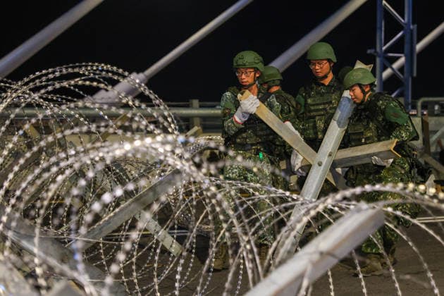 News Bilder des Tages Han Kuang Military Exercise in Taiwan NEW TAIPEI, TAIWAN - AUGUST 6: Taiwanese soldiers set up anti-tank obstacles on the Danjiang (Tamkang) Bridge to simulate stopping Chinese forces from approaching, during an obstacle emplacement operation as part of the Han-Kuang military exercise, in New Taipei City, Taiwan on August 6, 2026. The 10-days long Han-Kuang exercise with unscripted training sessions test the island s defense capabilities in the event of a possible invasion by China, as Beijing has significantly increased its military activities around the Taiwan Strait and the South China Sea. Daniel Ceng Anadolu New Taipei Taiwan. Editorial use only. Please get in touch for any other usage.  Copyright: x2026xAnadoluxDanielxCengx