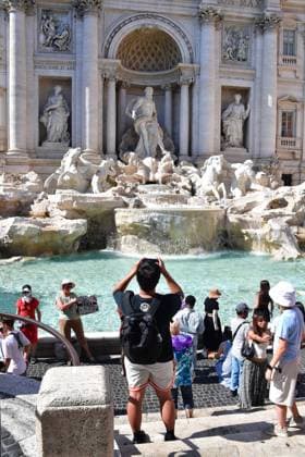 IPA87280537 - Rome, Spanish Steps: Tourists seek relief from the recent heat wave in the capital. Pictured: Tourists in Rome  Copyright: xVincenzoxLandix xVincenzoxLandix 87280537