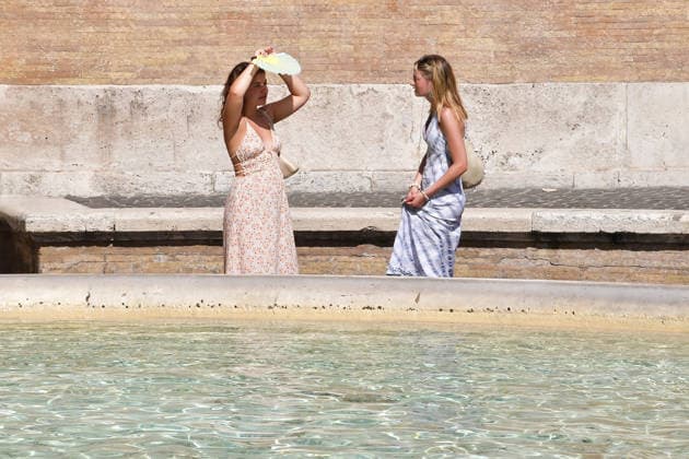 IPA87280539 - Rome, Spanish Steps: Tourists seek relief from the recent heat wave in the capital. Pictured: Tourists in Rome  Copyright: xVincenzoxLandix xVincenzoxLandix 87280539