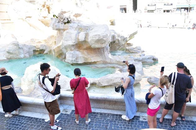 IPA87280542 - Rome, Spanish Steps: Tourists seek relief from the recent heat wave in the capital. Pictured: Tourists in Rome  Copyright: xVincenzoxLandix xVincenzoxLandix 87280542