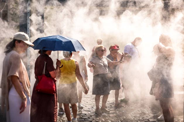 News Bilder des Tages (260806) -- BUDAPEST, Aug. 6, 2026 -- People cool off under a misting system in Budapest, Hungary, Aug. 6, 2026. Hungarian authorities on Tuesday extended the country s highest-level heat alert until midnight on Friday as forecasts indicate the ongoing heatwave will continue across the country. (Photo by h Xinhua) HUNGARY-BUDAPEST-HEAT WAVE DavidxBalog 