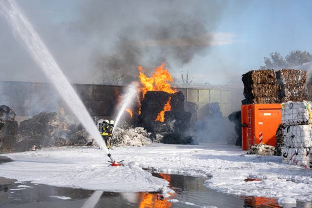 News Bilder des Tages Großbrand in Entsorgungsbetrieb schwarze Rauchwolke kilometerweit sichtbar Am Donnerstagnachmittag, 06.08.2026, kam es gegen 16:20 Uhr zu einem Brand in einem Entsorgungsbetrieb im Gernsheimer Industriegebiet. Das Feuer breitete sich schnell aus. Eine große schwarze Rauchwolke stand über der Einsatzstelle und war kilometerweit sichtbar. Die Feuerwehren der Umgebung waren im Großeinsatz. Aufgrund der Löscharbeiten war die Bundesstraße 44 zwischen der Bundesstraße 426 und der Landstraße 3361 voll gesperrt. Gernsheim Hessen Deutschland *** Major Fire at Waste Management Facility; Black Cloud of Smoke Visible for Kilometers On Thursday afternoon, August 6, 2026, a fire broke out around 4:20 p.m. at a waste disposal facility in the