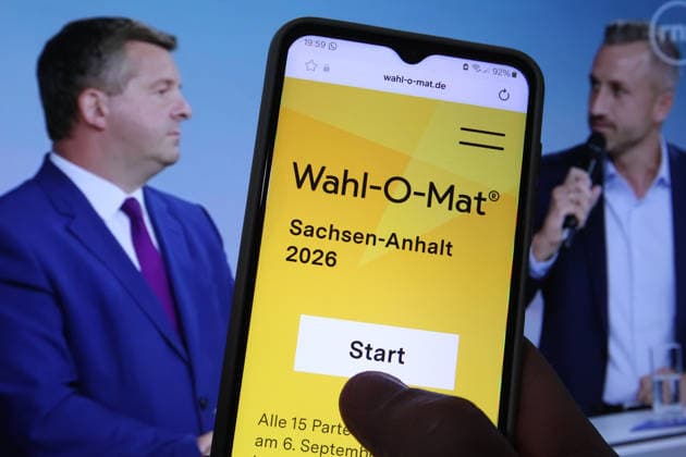 Auf einem Smartphone wurde der Wahl-O-Mat zur Landtagswahl Sachsen-Anhalt geöffnet. Dahinter wurde auf einem Laptop Youtube mit der Sendung RND vor Ort zur Landtagswahl in Sachsen-Anhalt aufgerufen. In dem Talk standen unter anderem die Spitzenkandidaten Sven Schulze (CDU) und Ulrich Siegmund (Alternative für Deutschland) Rede und Antwort. Symbolbild Symbolfoto. Niendorf Hamburg *** The Wahl O Mat for the Saxony-Anhalt state election was opened on a smartphone. Meanwhile, YouTube was accessed on a laptop to watch the RND program covering the Saxony-Anhalt state election. During the talk show, the leading candidates—including Sven Schulze of the CDU and Ulrich Siegmund of Alternative for Germany—answered questions. Stock image. Stock ph