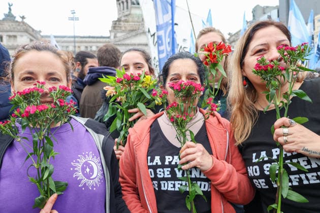 August 6, 2026, Buenos Aires, Buenos Aires, Argentina: Protesters are demonstrating outside the National Congress (Buenos Aires) against the Private Property Inviolability Bill currently being debated in the Senate. During the protest, rural social organizations distributed free vegetables and flowers they had produced to the public. The bill includes faster evictions, stricter limits on expropriations, changes to rural land ownership rules, and modifications to environmental regulations. Demonstrators argue that it threatens land rights, environmental protections, and national sovereignty Buenos Aires Argentina - ZUMAa188 20260806_zip_a188_005 Copyright: xPaulaxAcunzox