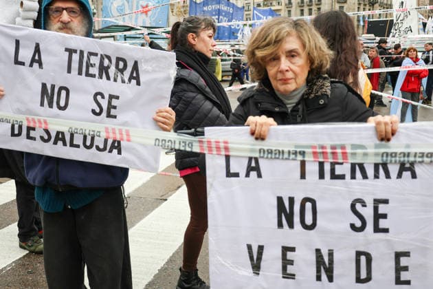 August 6, 2026, Buenos Aires, Buenos Aires, Argentina: Protesters are demonstrating outside the National Congress (Buenos Aires) against the Private Property Inviolability Bill currently being debated in the Senate. The bill includes faster evictions, stricter limits on expropriations, changes to rural land ownership rules, and modifications to environmental regulations. Demonstrators argue that it threatens land rights, environmental protections, and national sovereignty. Buenos Aires Argentina - ZUMAa188 20260806_zip_a188_027 Copyright: xPaulaxAcunzox
