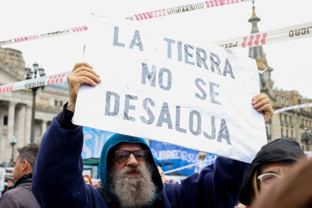 August 6, 2026, Buenos Aires, Buenos Aires, Argentina: Protesters are demonstrating outside the National Congress (Buenos Aires) against the Private Property Inviolability Bill currently being debated in the Senate. The bill includes faster evictions, stricter limits on expropriations, changes to rural land ownership rules, and modifications to environmental regulations. Demonstrators argue that it threatens land rights, environmental protections, and national sovereignty. Buenos Aires Argentina - ZUMAa188 20260806_zip_a188_028 Copyright: xPaulaxAcunzox