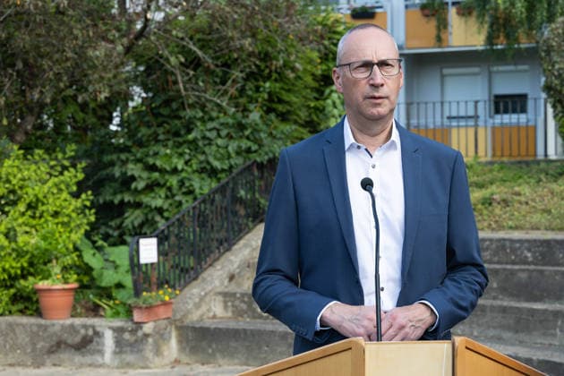 Bund und Land fördern 2026 11 sächsische Kommunen mit insgesamt 15 Millionen Euro aus dem Programm Â»Sozialer Zusammenhalt. Bautzen erhält Unterstützung für die Weiterentwicklung des Allende-Viertels. Staatsministerin Regina Kraushaar hat dafür heute (6. August 2026) vor Ort den Förderbescheid für die Aufnahme des Quartiers in das Bund-Länder-Programm Â»Sozialer Zusammenhalt an Bautzens Oberbürgermeister Karsten Vogt übergeben. Für die städtebauliche Gesamtmaßnahme stehen insgesamt 9,978 Millionen Euro bis 2040 zur Verfügung, davon werden im Programmjahr 2026 zunächst 3,12 Millionen Euro bewilligt. *** In 2026, the federal and state governments will provide a total of 15 million euros in funding to 11 municipalities Copyright: xMatthiasxWehnertx