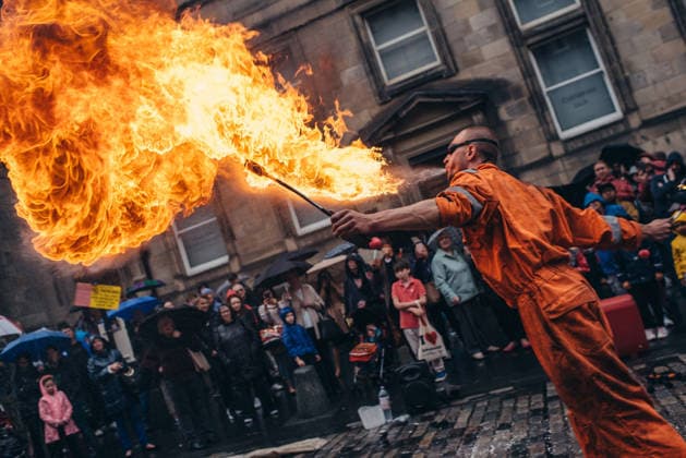 Edinburgh Fringe Festival Highlights Fringe street performer at the Edinburgh Fringe Festival, Edinburgh, United Kingdom, 2016., Credit:David Monteith-Hodge Edinburgh Festival Fringe Society B66 Avalon  Copyright: xDavidxMonteith-Hodgex xEdinburghxFestivalxFringexSocietyx xB66x xAvalonx 1121056270