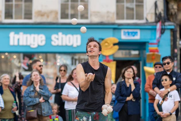 Edinburgh Fringe Festival Highlights Fringe Royal Mile Juggling Dom at the Edinburgh Fringe Festival, Edinburgh, United Kingdom, 2023., Credit:Roberto Ricciuti Edinburgh Festival Fringe Society B66 Avalon  Copyright: xRobertoxRicciutix xEdinburghxFestivalxFringexSocietyx xB66x xAvalonx 1121056287