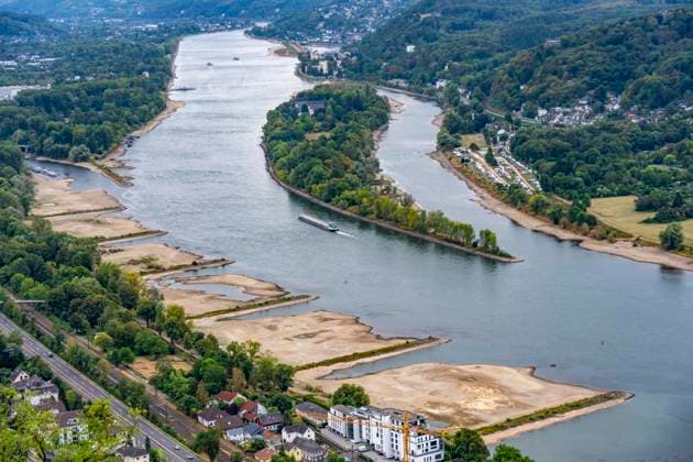 Niedrigwasser im Rhein, blick auf das Rheinufer bei Bad Honnef Rhöndorf vom Drachenfels aus, Insel Nonnenwerth, große Sandbänke, kaum Schiffsverkehr, Frachter dürfen nur mit stark reduzierter Ladung und verringerter Geschwindigkeit fahren, NRW, Deutschland, Rhein Niedrigwasser *** Low water levels on the Rhine; view of the Rhine riverbank near Bad Honnef-Rhöndorf from the Drachenfels; Nonnenwerth Island; large sandbars; hardly any boat traffic; freighters are only allowed to sail with significantly reduced cargo and at reduced speed; North Rhine-Westphalia, Germany; Rhine low water levels