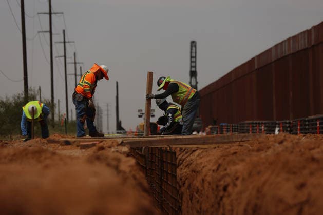 Double steel wall construction underway at U.S.-Mexico Border CIUDAD JUAREZ , MEXICO - AUGUST 6: Construction workers install a new black double-steel barrier replacing sections of the old metal fence along the U.S.-Mexico border between Santa Teresa, New Mexico, and Ciudad Juárez, Chihuahua, Mexico, on August 6, 2026. The new infrastructure is part of ongoing efforts to reinforce the border barrier system. Christian Torres Anadolu Ciudad juarez Mexico. Editorial use only. Please get in touch for any other usage.  Copyright: x2026xAnadoluxChristianxTorresx
