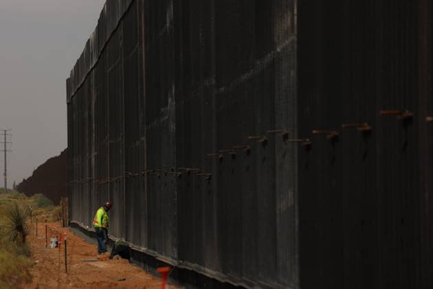 Double steel wall construction underway at U.S.-Mexico Border CIUDAD JUAREZ , MEXICO - AUGUST 6: Construction workers install a new black double-steel barrier replacing sections of the old metal fence along the U.S.-Mexico border between Santa Teresa, New Mexico, and Ciudad Juárez, Chihuahua, Mexico, on August 6, 2026. The new infrastructure is part of ongoing efforts to reinforce the border barrier system. Christian Torres Anadolu Ciudad juarez Mexico. Editorial use only. Please get in touch for any other usage.  Copyright: x2026xAnadoluxChristianxTorresx