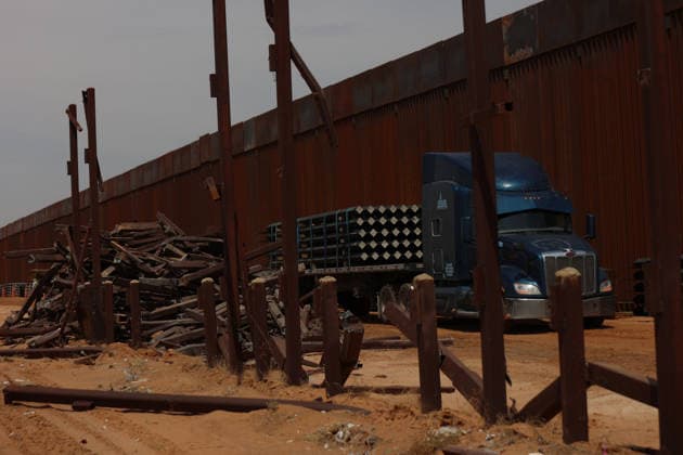 Double steel wall construction underway at U.S.-Mexico Border CIUDAD JUAREZ , MEXICO - AUGUST 6: Construction workers install a new black double-steel barrier replacing sections of the old metal fence along the U.S.-Mexico border between Santa Teresa, New Mexico, and Ciudad Juárez, Chihuahua, Mexico, on August 6, 2026. The new infrastructure is part of ongoing efforts to reinforce the border barrier system. Christian Torres Anadolu Ciudad juarez Mexico. Editorial use only. Please get in touch for any other usage.  Copyright: x2026xAnadoluxChristianxTorresx
