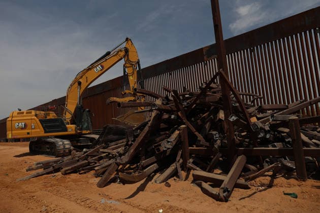 Double steel wall construction underway at U.S.-Mexico Border CIUDAD JUAREZ , MEXICO - AUGUST 6: Construction workers install a new black double-steel barrier replacing sections of the old metal fence along the U.S.-Mexico border between Santa Teresa, New Mexico, and Ciudad Juárez, Chihuahua, Mexico, on August 6, 2026. The new infrastructure is part of ongoing efforts to reinforce the border barrier system. Christian Torres Anadolu Ciudad juarez Mexico. Editorial use only. Please get in touch for any other usage.  Copyright: x2026xAnadoluxChristianxTorresx