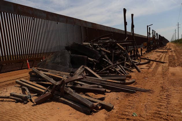 Double steel wall construction underway at U.S.-Mexico Border CIUDAD JUAREZ , MEXICO - AUGUST 6: Construction workers install a new black double-steel barrier replacing sections of the old metal fence along the U.S.-Mexico border between Santa Teresa, New Mexico, and Ciudad Juárez, Chihuahua, Mexico, on August 6, 2026. The new infrastructure is part of ongoing efforts to reinforce the border barrier system. Christian Torres Anadolu Ciudad juarez Mexico. Editorial use only. Please get in touch for any other usage.  Copyright: x2026xAnadoluxChristianxTorresx
