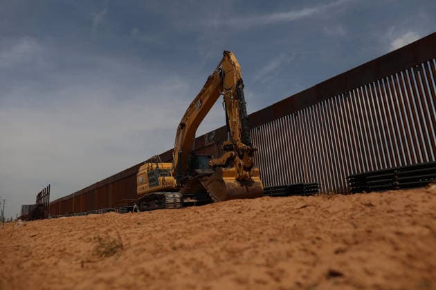 Double steel wall construction underway at U.S.-Mexico Border CIUDAD JUAREZ , MEXICO - AUGUST 6: Construction workers install a new black double-steel barrier replacing sections of the old metal fence along the U.S.-Mexico border between Santa Teresa, New Mexico, and Ciudad Juárez, Chihuahua, Mexico, on August 6, 2026. The new infrastructure is part of ongoing efforts to reinforce the border barrier system. Christian Torres Anadolu Ciudad juarez Mexico. Editorial use only. Please get in touch for any other usage.  Copyright: x2026xAnadoluxChristianxTorresx